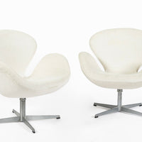 Mid Century Danish White Swan Chairs by Arne Jacobsen for Fritz Hansen 1960s, 2 Avail