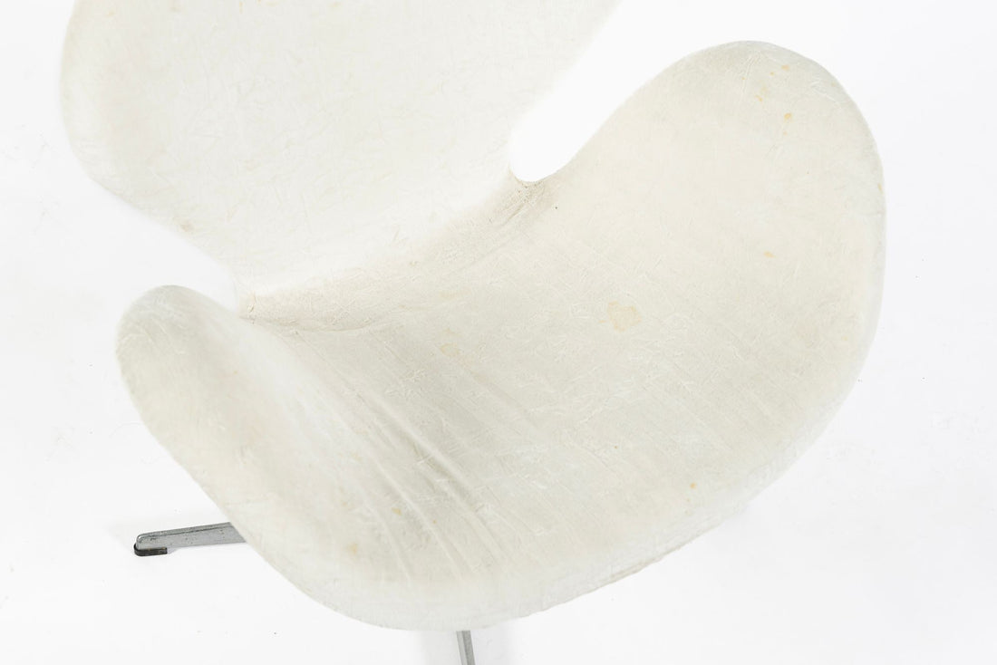 Mid Century Danish White Swan Chairs by Arne Jacobsen for Fritz Hansen 1960s, 2 Avail