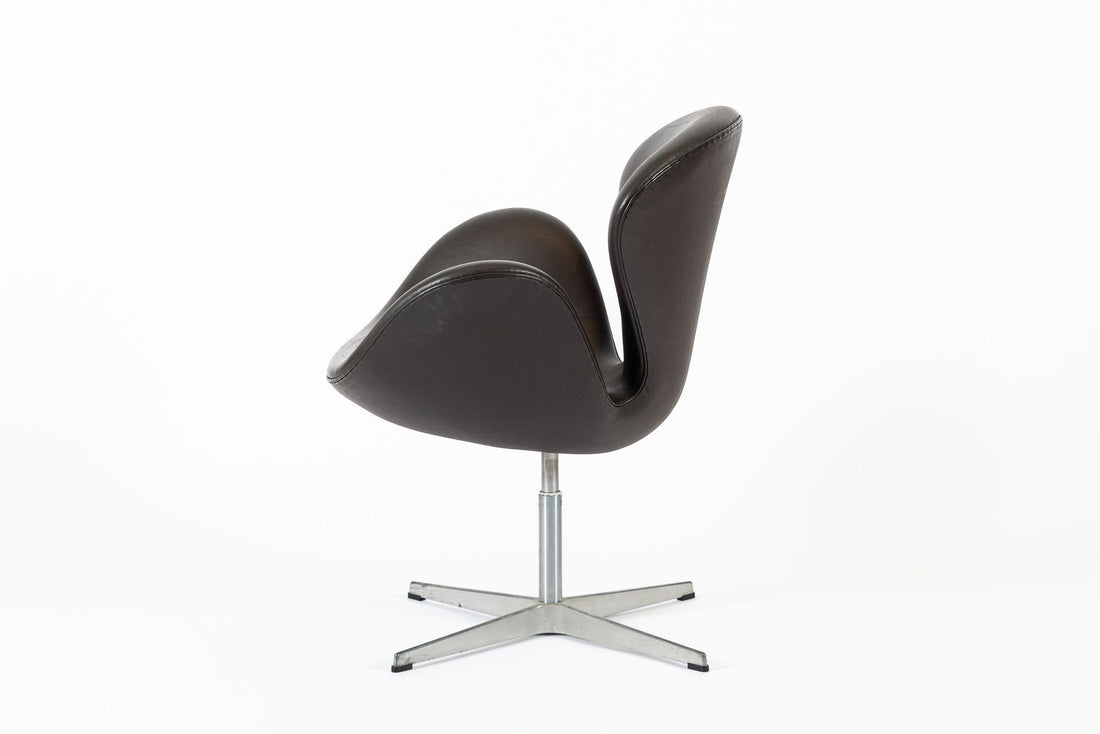 Mid Century Danish Modern Brown Swan Chair by Arne Jacobsen for Fritz Hansen