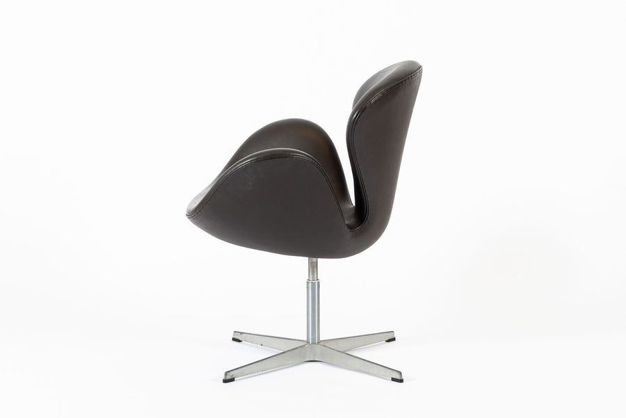 Mid Century Danish Modern Brown Swan Chair by Arne Jacobsen for Fritz Hansen