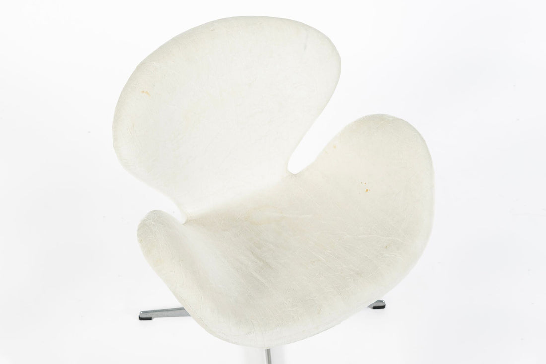 Mid Century Danish White Swan Chairs by Arne Jacobsen for Fritz Hansen 1960s, 2 Avail