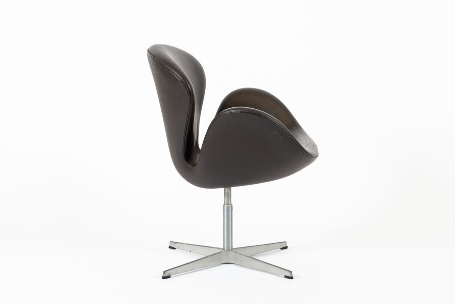 Mid Century Danish Modern Brown Swan Chair by Arne Jacobsen for Fritz Hansen