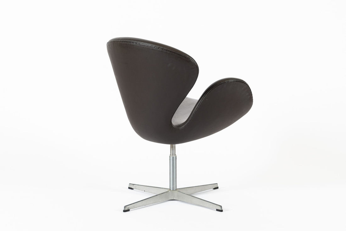 Mid Century Danish Modern Brown Swan Chair by Arne Jacobsen for Fritz Hansen