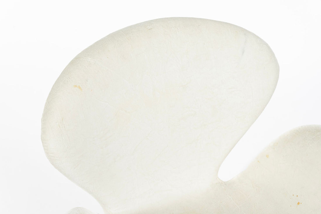 Mid Century Danish White Swan Chairs by Arne Jacobsen for Fritz Hansen 1960s, 2 Avail