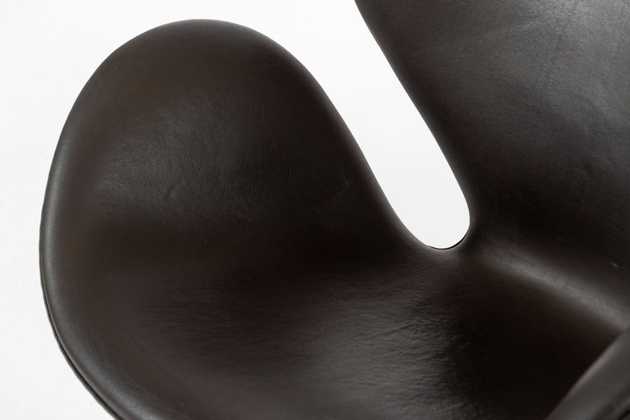 Mid Century Danish Modern Brown Swan Chair by Arne Jacobsen for Fritz Hansen