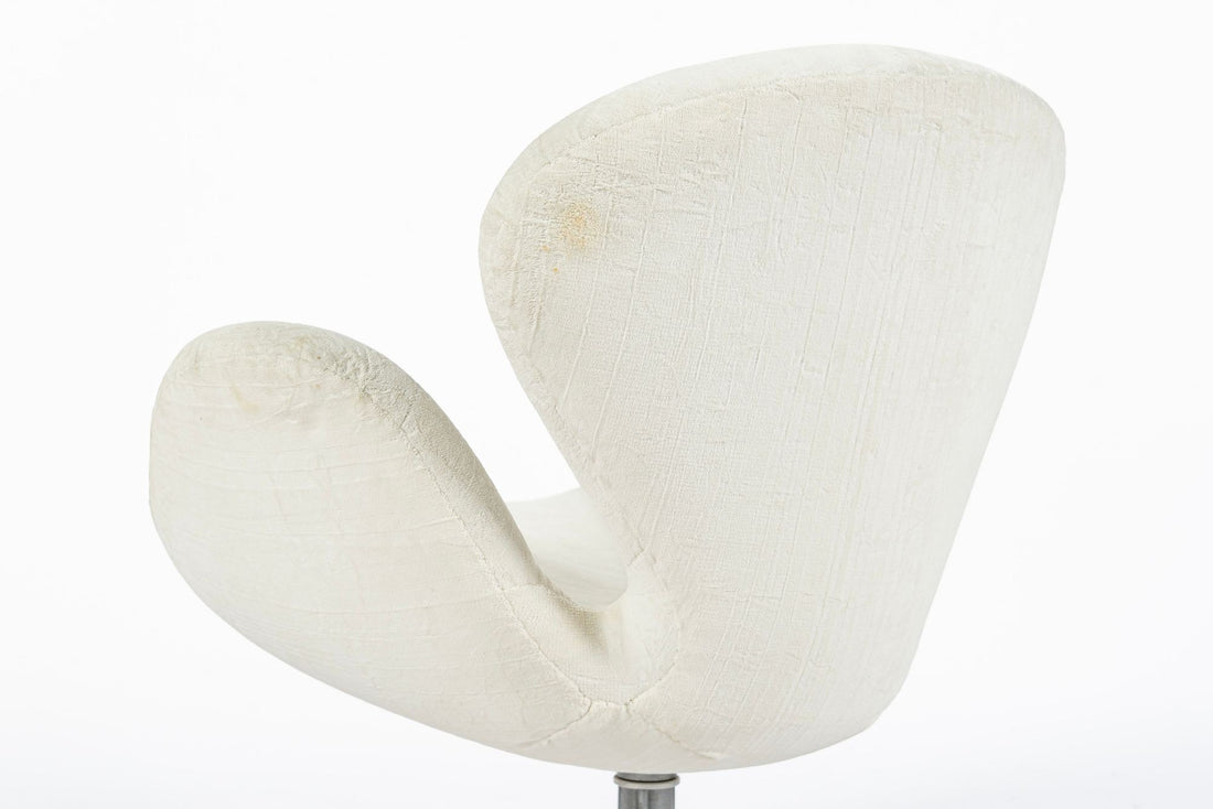 Mid Century Danish White Swan Chairs by Arne Jacobsen for Fritz Hansen 1960s, 2 Avail