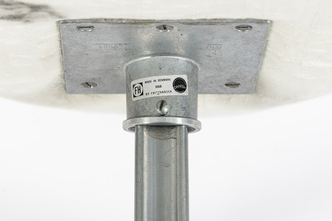 Mid Century Danish White Swan Chairs by Arne Jacobsen for Fritz Hansen 1960s, 2 Avail