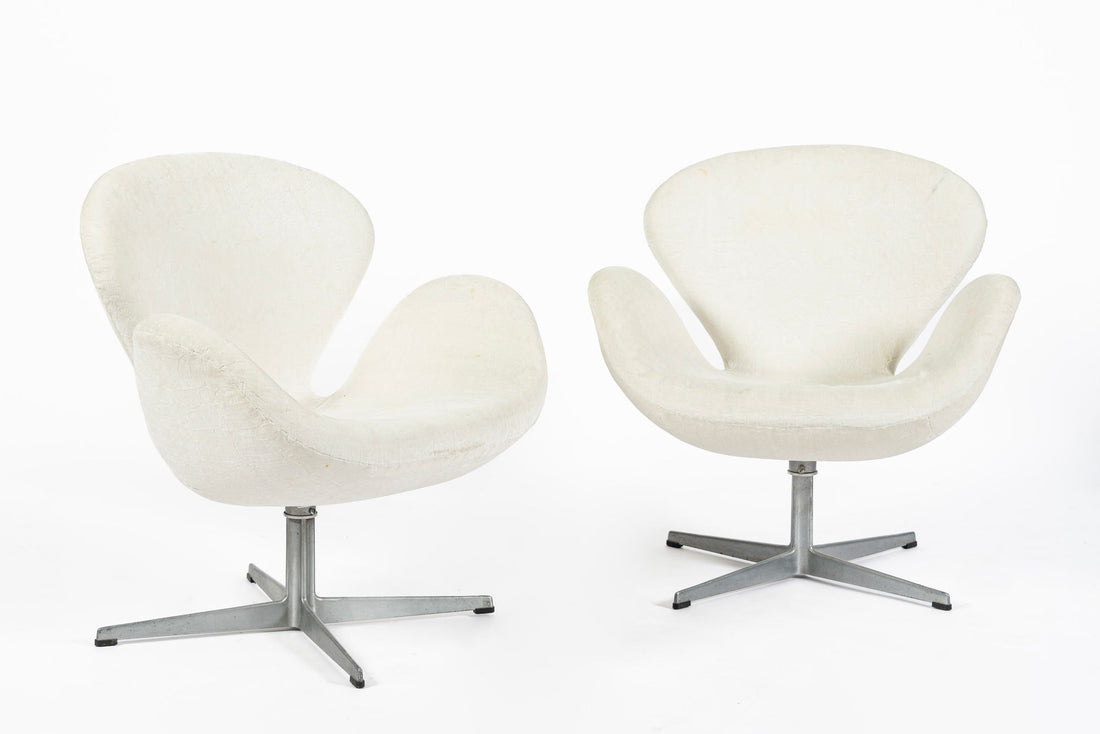 Mid Century Danish White Swan Chairs by Arne Jacobsen for Fritz Hansen 1960s, 2 Avail