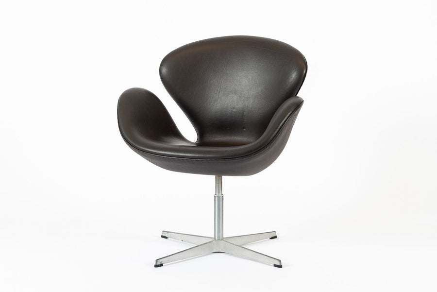 Mid Century Danish Modern Brown Swan Chair by Arne Jacobsen for Fritz Hansen