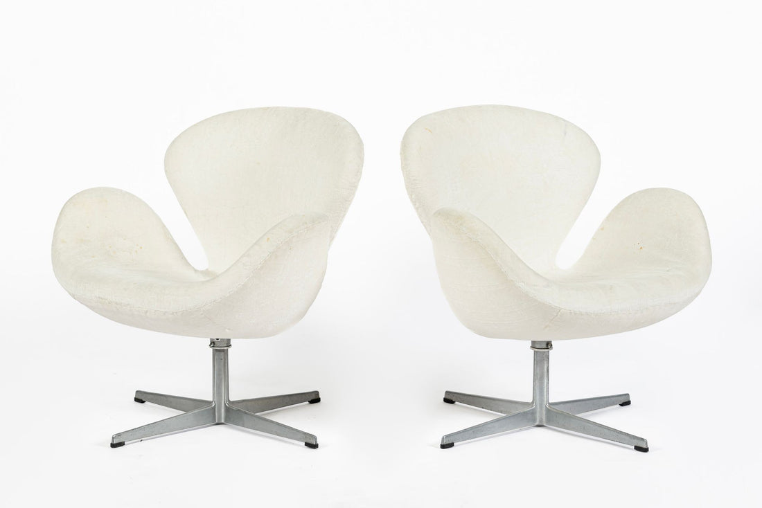 Mid Century Danish White Swan Chairs by Arne Jacobsen for Fritz Hansen 1960s, 2 Avail