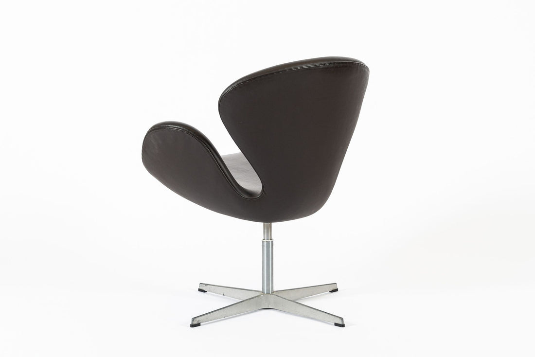 Mid Century Danish Modern Brown Swan Chair by Arne Jacobsen for Fritz Hansen