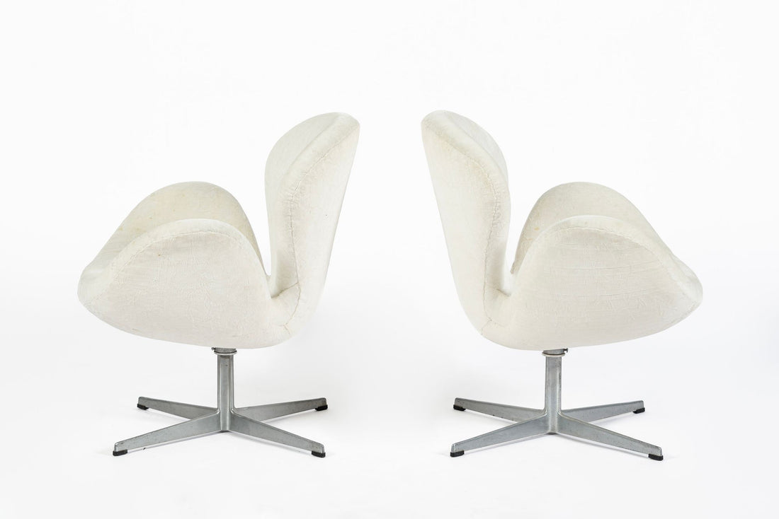 Mid Century Danish White Swan Chairs by Arne Jacobsen for Fritz Hansen 1960s, 2 Avail