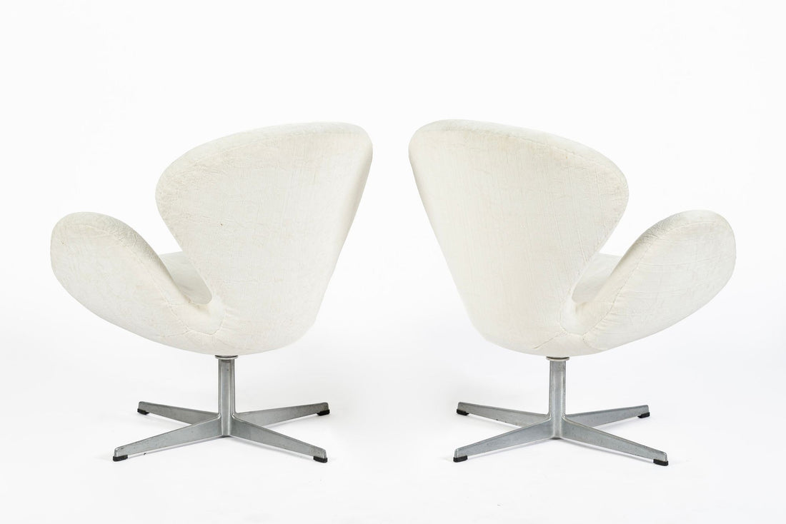 Mid Century Danish White Swan Chairs by Arne Jacobsen for Fritz Hansen 1960s, 2 Avail