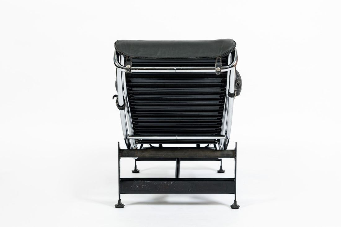 Cassina LC4 Chaise Lounge Chair in Black Leather by Le Corbusier 1970s