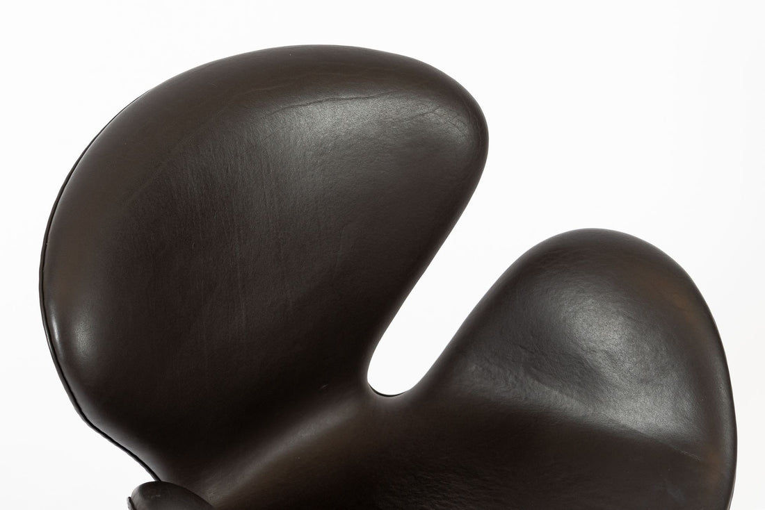 Mid Century Danish Modern Brown Swan Chair by Arne Jacobsen for Fritz Hansen
