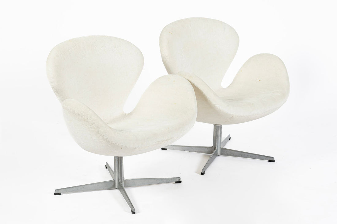 Mid Century Danish White Swan Chairs by Arne Jacobsen for Fritz Hansen 1960s, 2 Avail