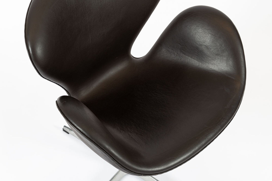 Mid Century Danish Modern Brown Swan Chair by Arne Jacobsen for Fritz Hansen