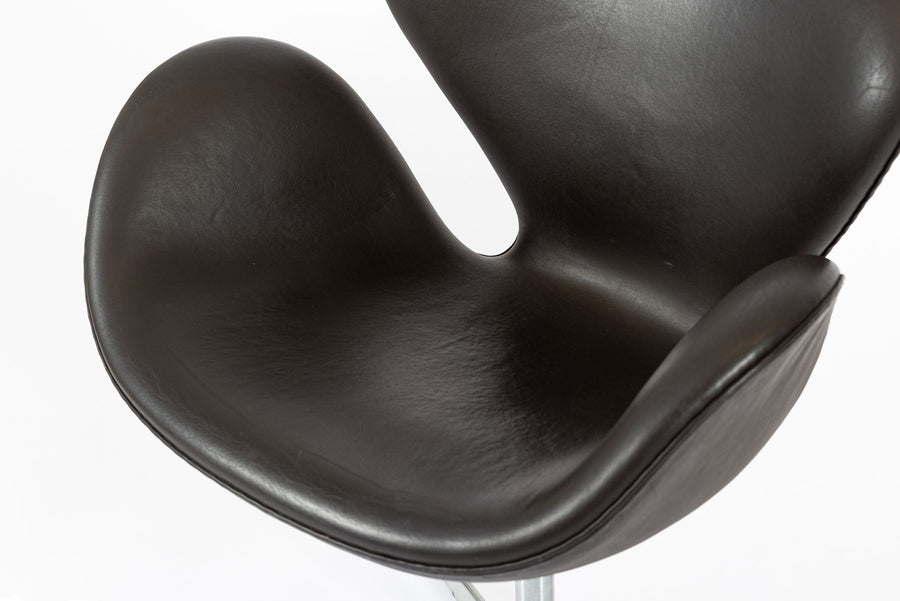 Mid Century Danish Modern Brown Swan Chair by Arne Jacobsen for Fritz Hansen