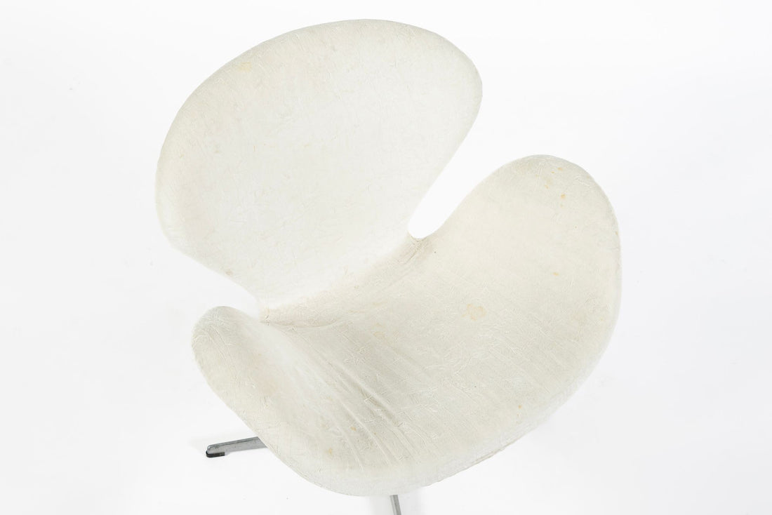 Mid Century Danish White Swan Chairs by Arne Jacobsen for Fritz Hansen 1960s, 2 Avail