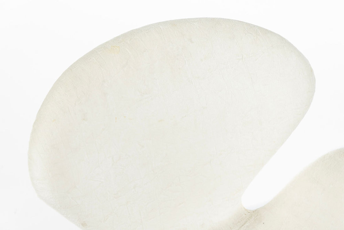 Mid Century Danish White Swan Chairs by Arne Jacobsen for Fritz Hansen 1960s, 2 Avail