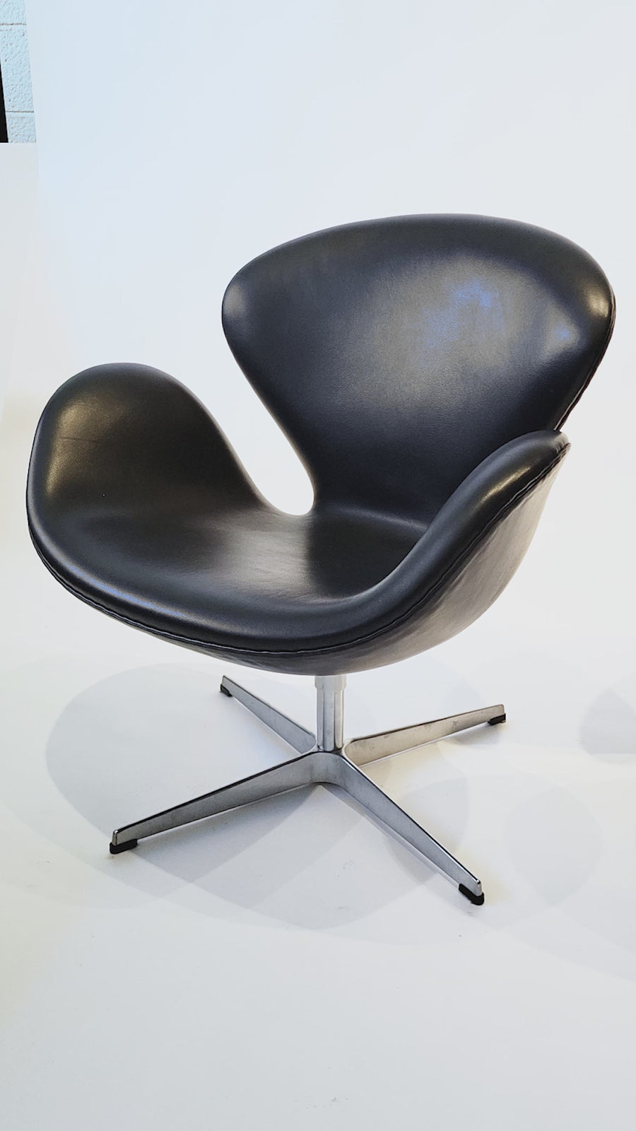 Mid Century Danish Black Leather Swan Chairs by Arne Jacobsen for Fritz Hansen