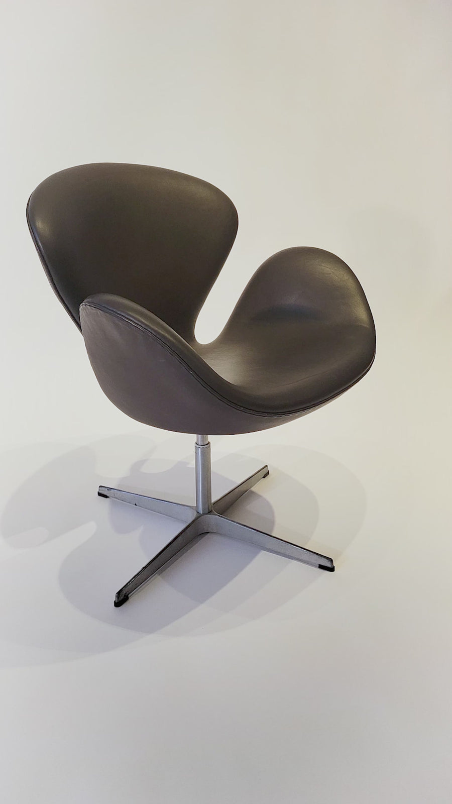 Mid Century Danish Modern Brown Swan Chair by Arne Jacobsen for Fritz Hansen