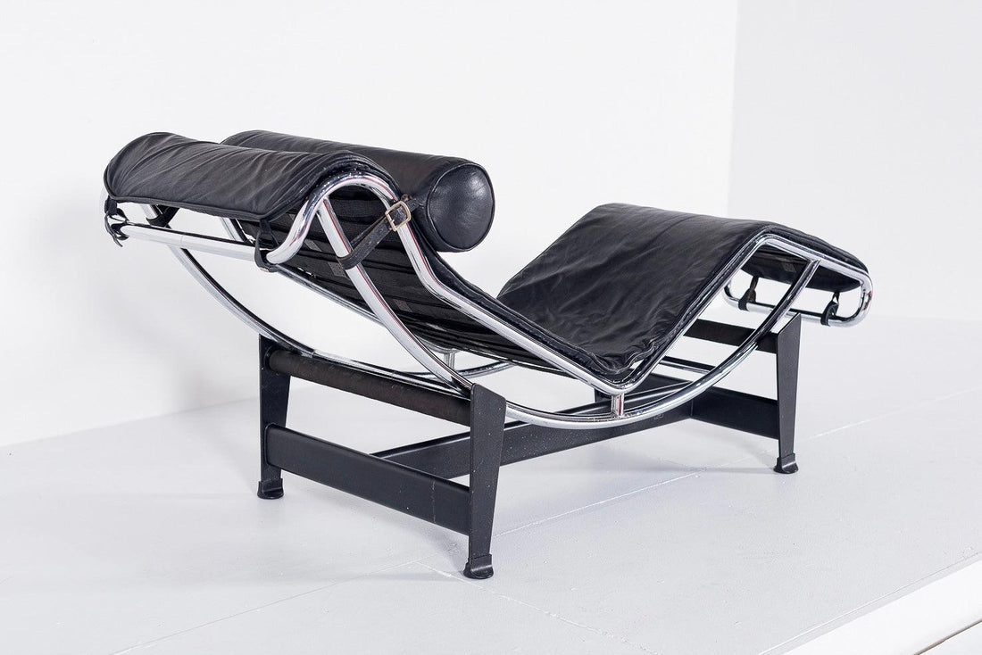 Charlotte Perriand for Lecorbusier LC4 Chaise Lounge by Cassina in Black  Leather For Sale at 1stDibs