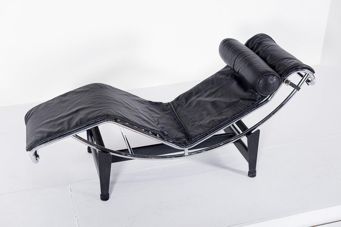 Charlotte Perriand for Lecorbusier LC4 Chaise Lounge by Cassina in Black  Leather For Sale at 1stDibs